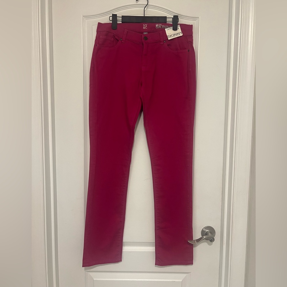 NY & CO - Pink Low Rise Skinny Pants- Size 6
NEW
